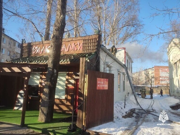     В Хабаровске на улице Суворова случился пожар в кафе ФОТО: ГУ МЧС России по Хабаровскому краю