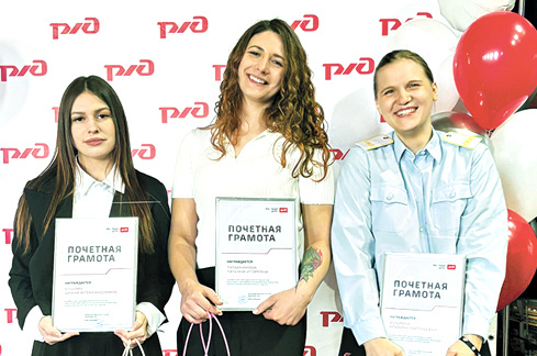    Архив ТЧЭ-2. Детская мечта Альбины Амелиной (крайняя справа) стать машинистом сбывается