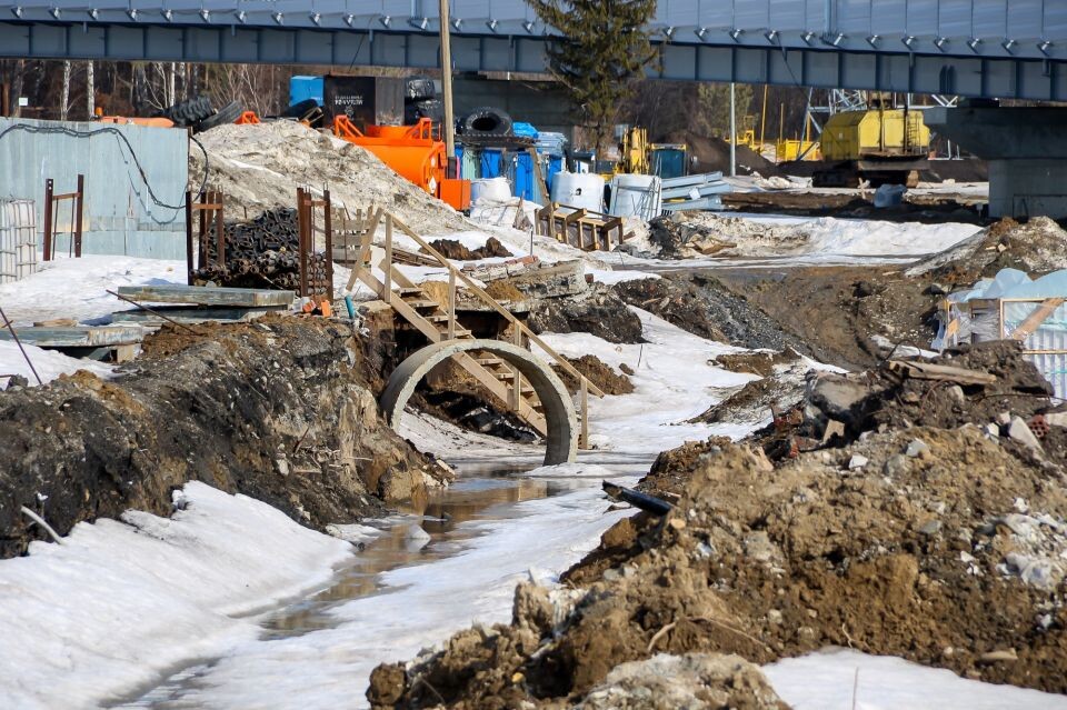    Строительная площадка транспортной развязки на Змеиногорском тракте . Источник: Виталий Барабаш/"Толк"