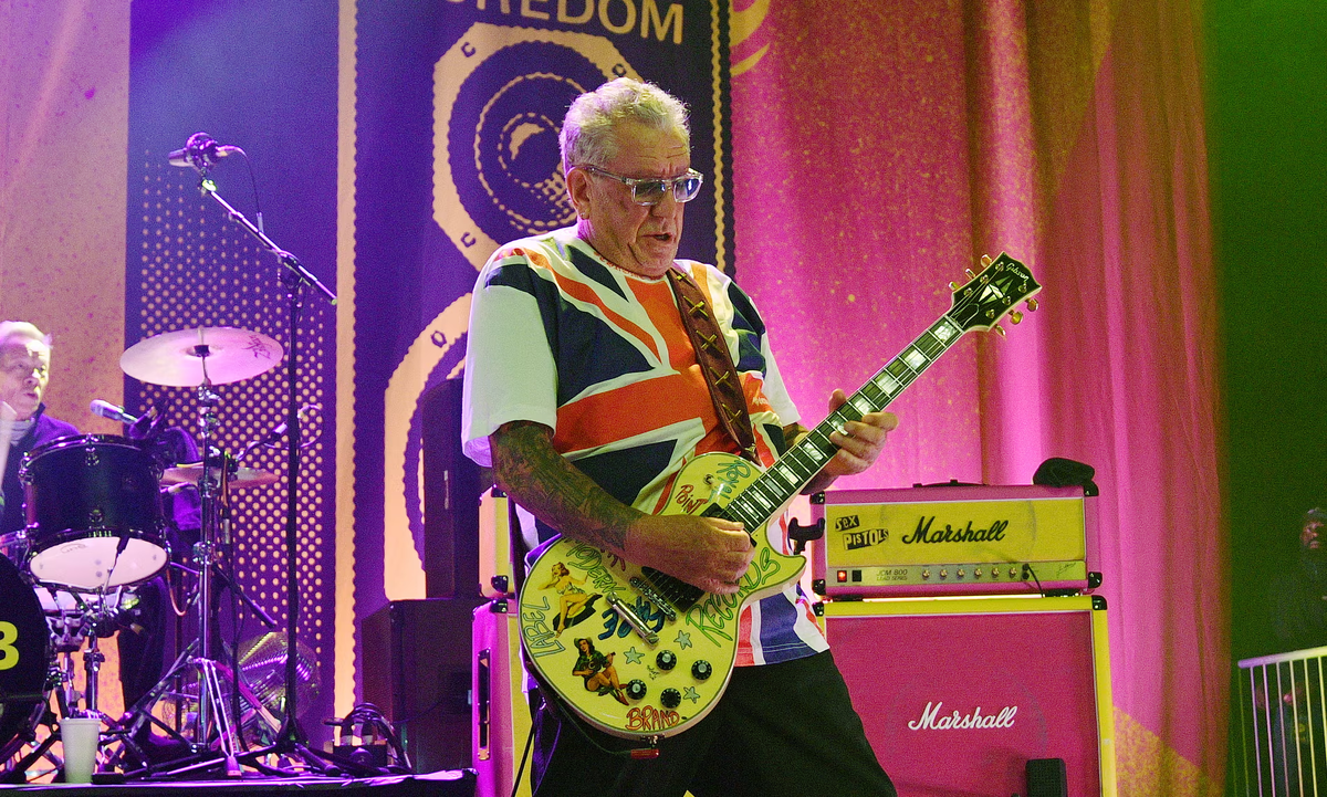 «Когда я иду на концерт, мне не интересно смотреть на группу в течение трех часов»... Стив Джонс из Sex Pistols, выступление в O2 Forum в 2024 году. Фото: Джим Дайсон/Getty Images