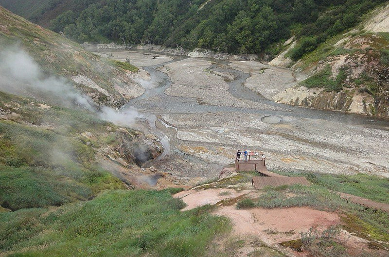 Более 100 тысяч рублей сейчас стоит вертолетная экскурсия в камчатскую Долину гейзеров