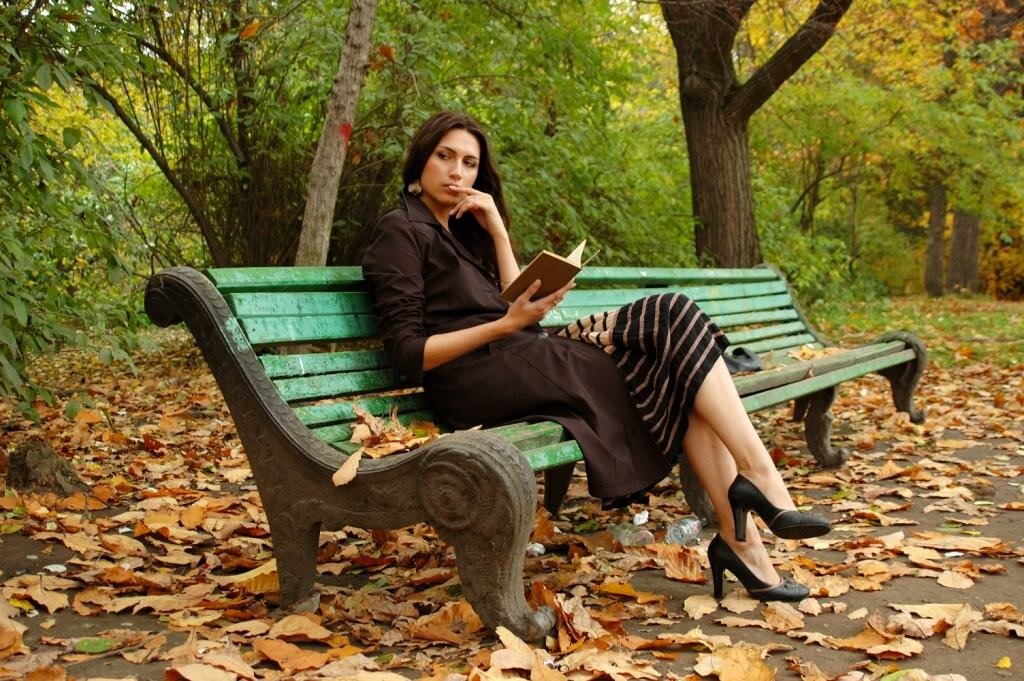 разглядывала бывшую подругу