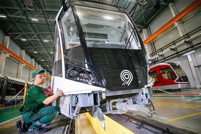    ПЕТР КОВАЛЕВ/ТАСС: Трамвай «Витязь» в сборочном цехе