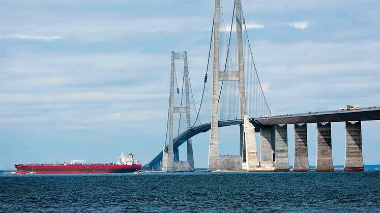     Один из трех Балтийских проливов Эресунн (Зунд) — место активного коммерческого судоходства