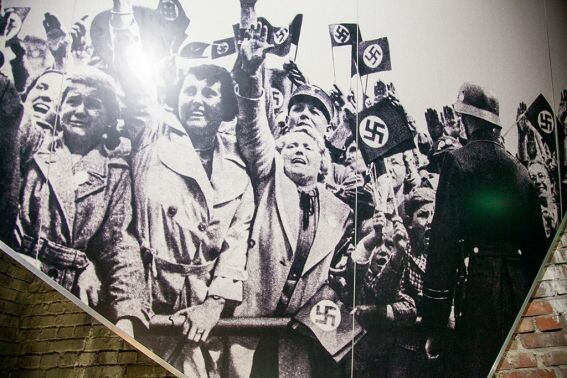 Чешские граждане приветствуют своих германских братьев во время гитлеровской оккупации в 1939-м