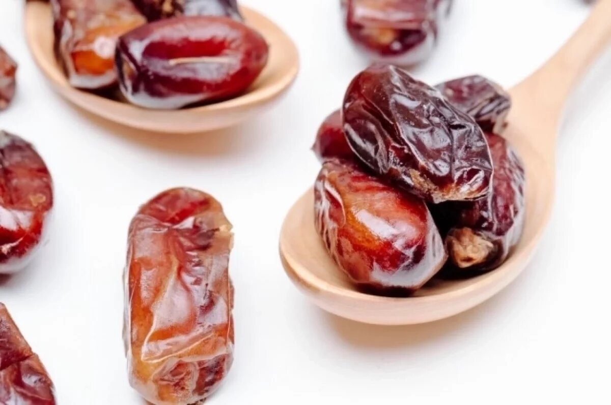    Врач Загайнов назвал, кому нельзя есть трендовые финики с маслом и солью