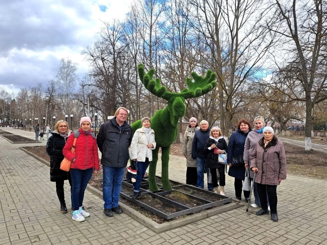 В компании с зелёным лосем в городском парке Нижнего Ломова