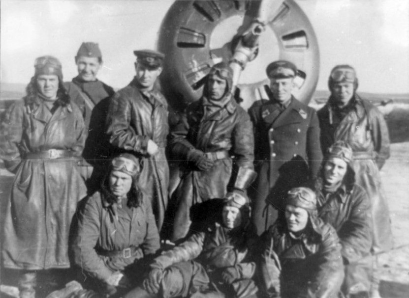 Пилоты 145 иап летом 1941 года на фоне и-16.
