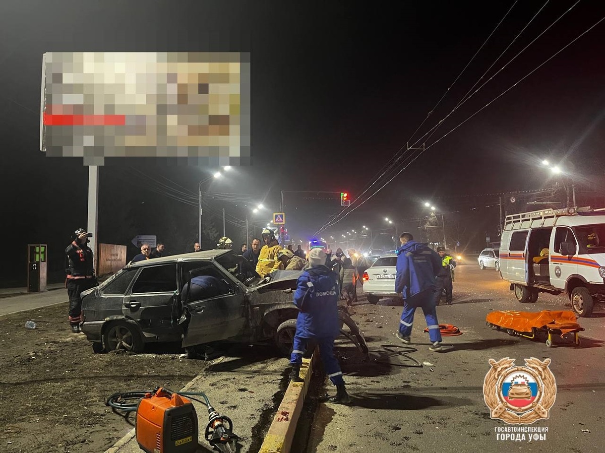    Водитель «четырнадцатой» серьезно пострадал в крупном ДТП на проспекте Октября в Уфе
