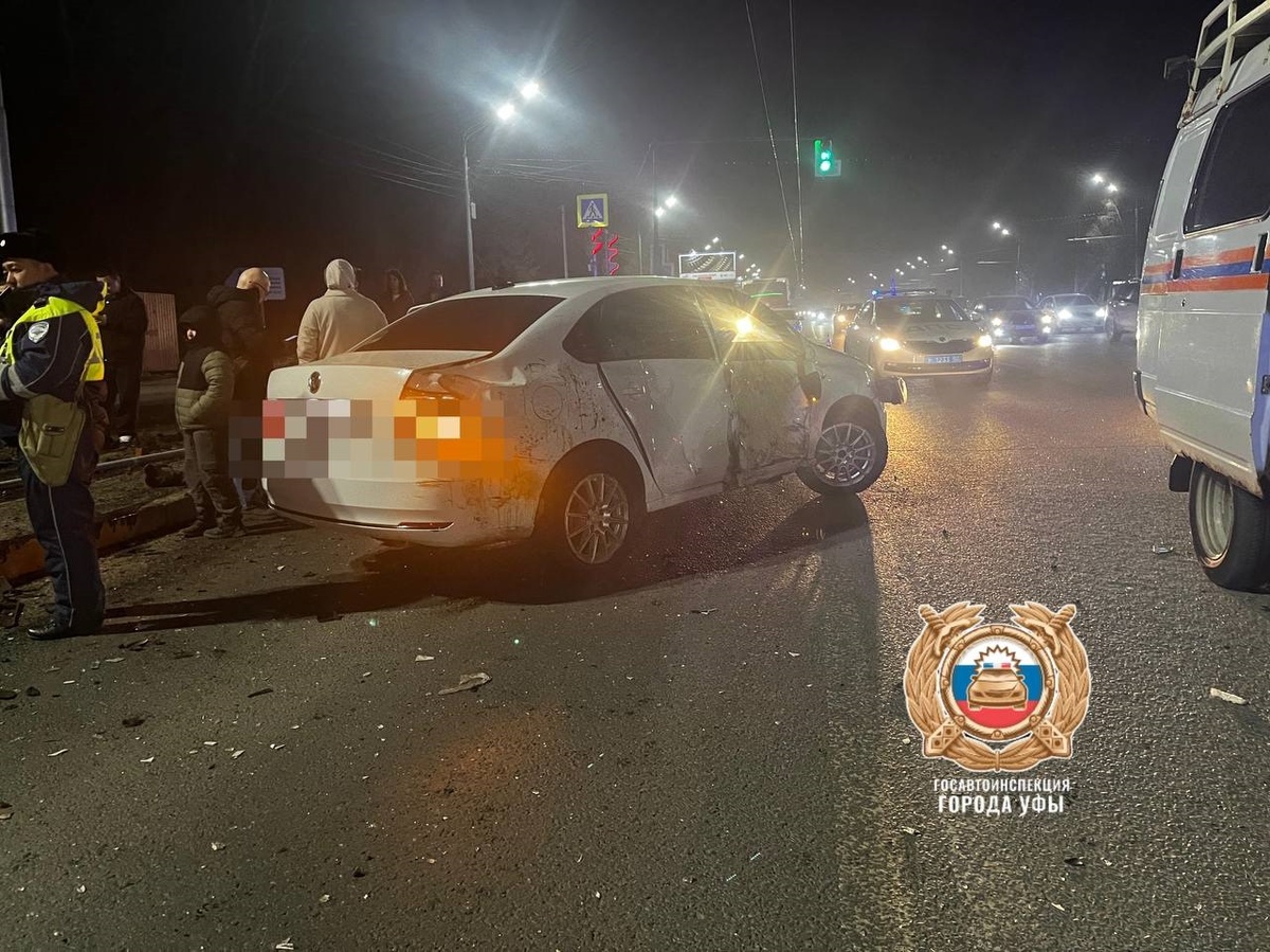    Водитель «четырнадцатой» серьезно пострадал в крупном ДТП на проспекте Октября в Уфе