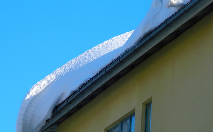 Не надо быть провидцем, чтобы понять, что подтаявший снег с крыши обязательно упадёт на землю / Фото: pxhere.com