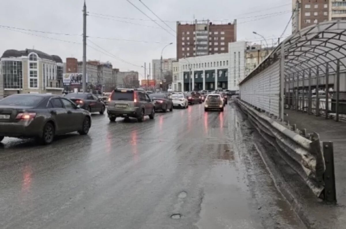    В Новосибирске ко Дню победы дороги в городе помоют с шампунем