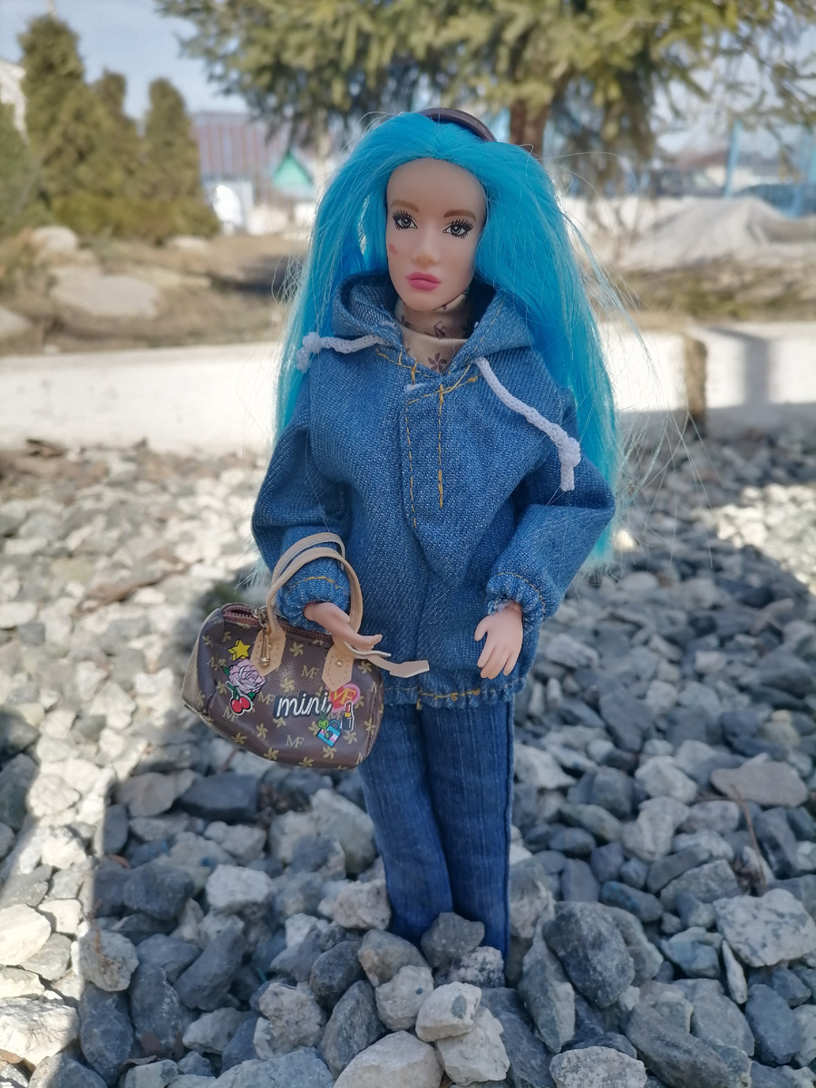 Тут дети старательно закапывали куколке ноги для устойчивости