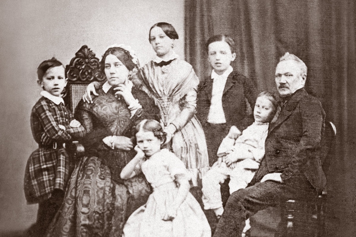    Семья Чайковских. Родители – Александра Андреевна и Илья Петрович, их дети – Александра, Ипполит (сидят), Пётр, Зинаида и Николай (стоят). Санкт-Петербург. 1848 г./Государственный мемориальный музыкальный музей-заповедник П. И. Чайковского