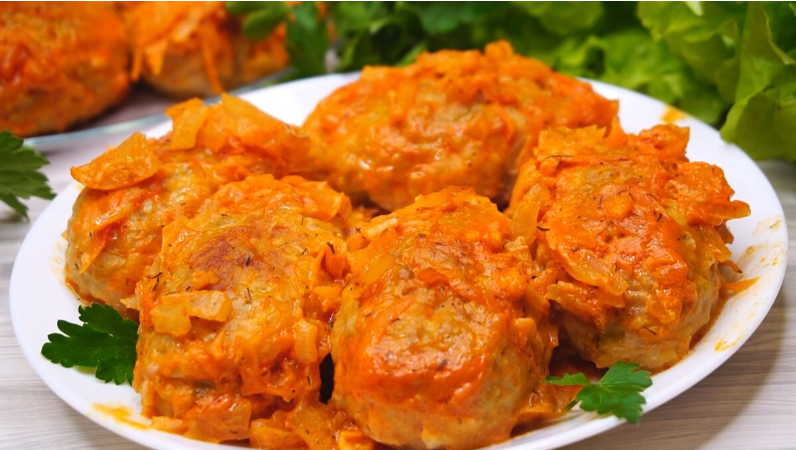 Когда есть в холодильнике капуста и фарш, готовлю такое блюдо. Выглядят как котлеты, а на вкус голубцы, только "ленивые"