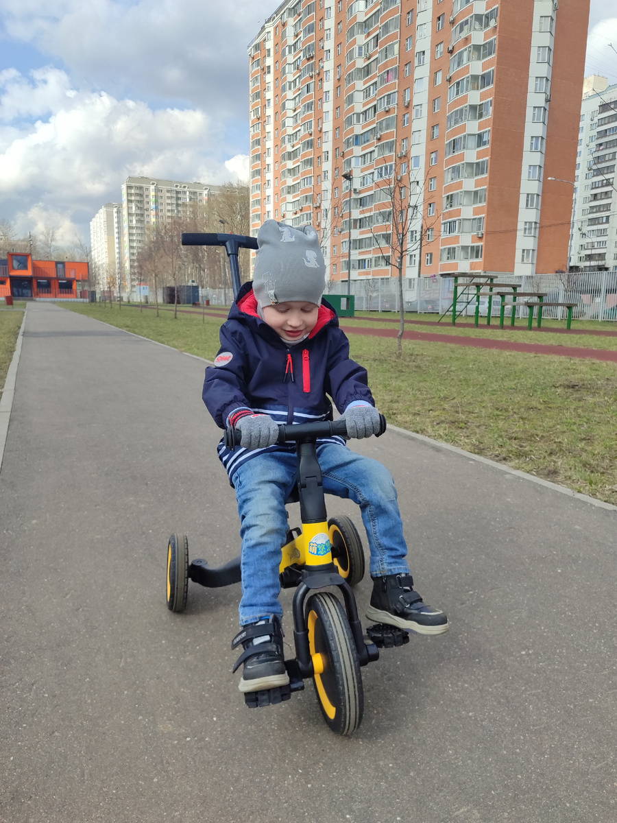 Такой классный мини-стадион под окнами нашей новой квартиры: футбольное и хоккейное поля, асфальтовые и прорезиненные дорожки, спорткомплексы, площадки для баскетбола и настольного тенниса