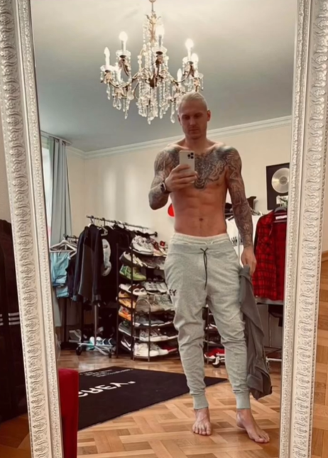 Янис Тимма, на фоне его коллекция. Фото: соцсети/@raitis_timma