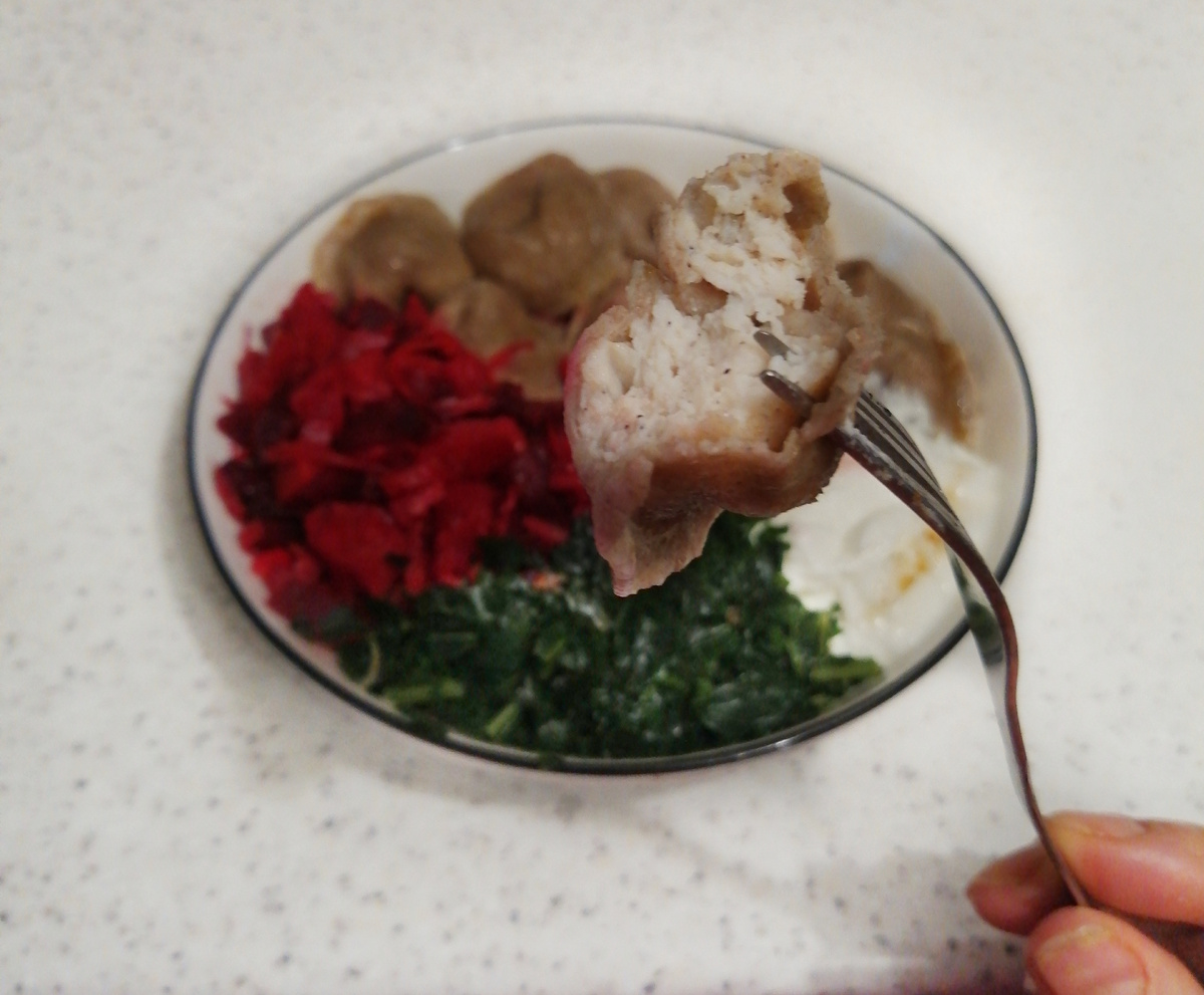 Фото моё. Пельмени, винегрет, Руккола, 4 % мацони. 