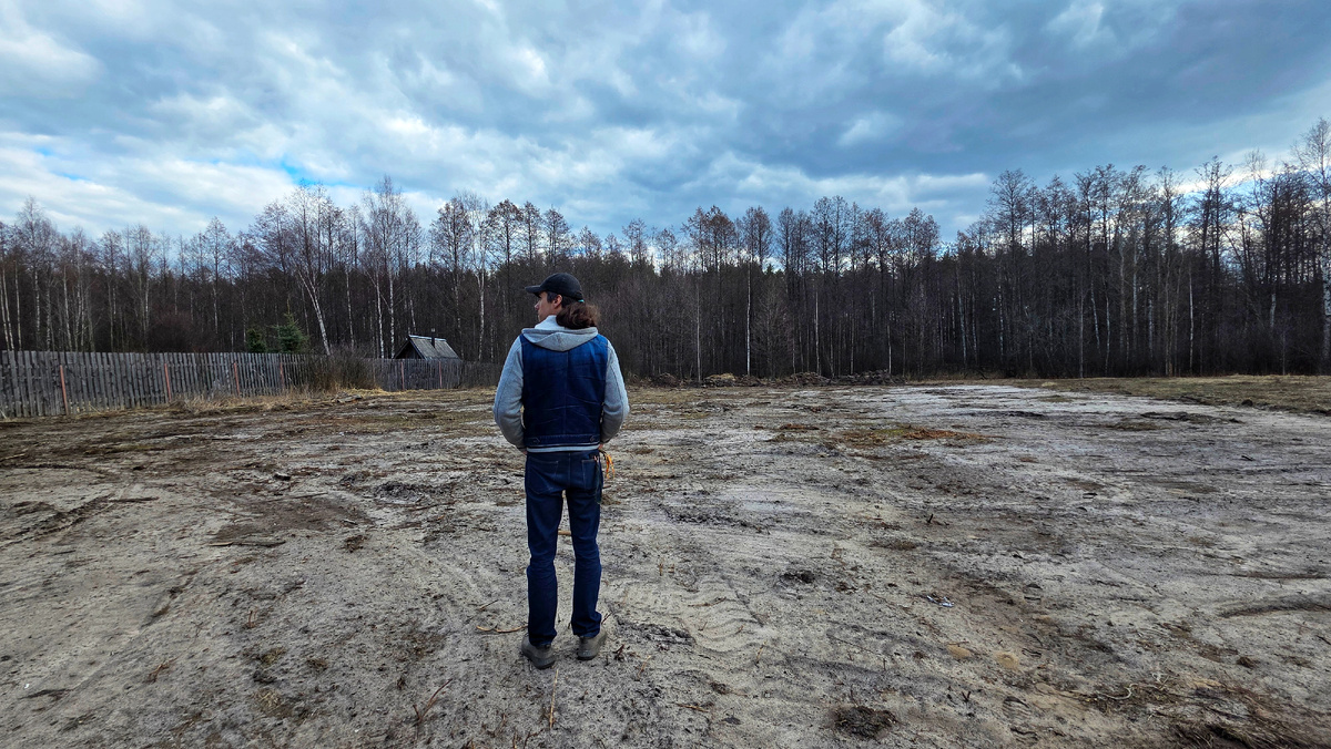 Слева - домик один давно брошен, а второй - дачники, бывают редко, милые люди, мы познакомились еще до покупки дома