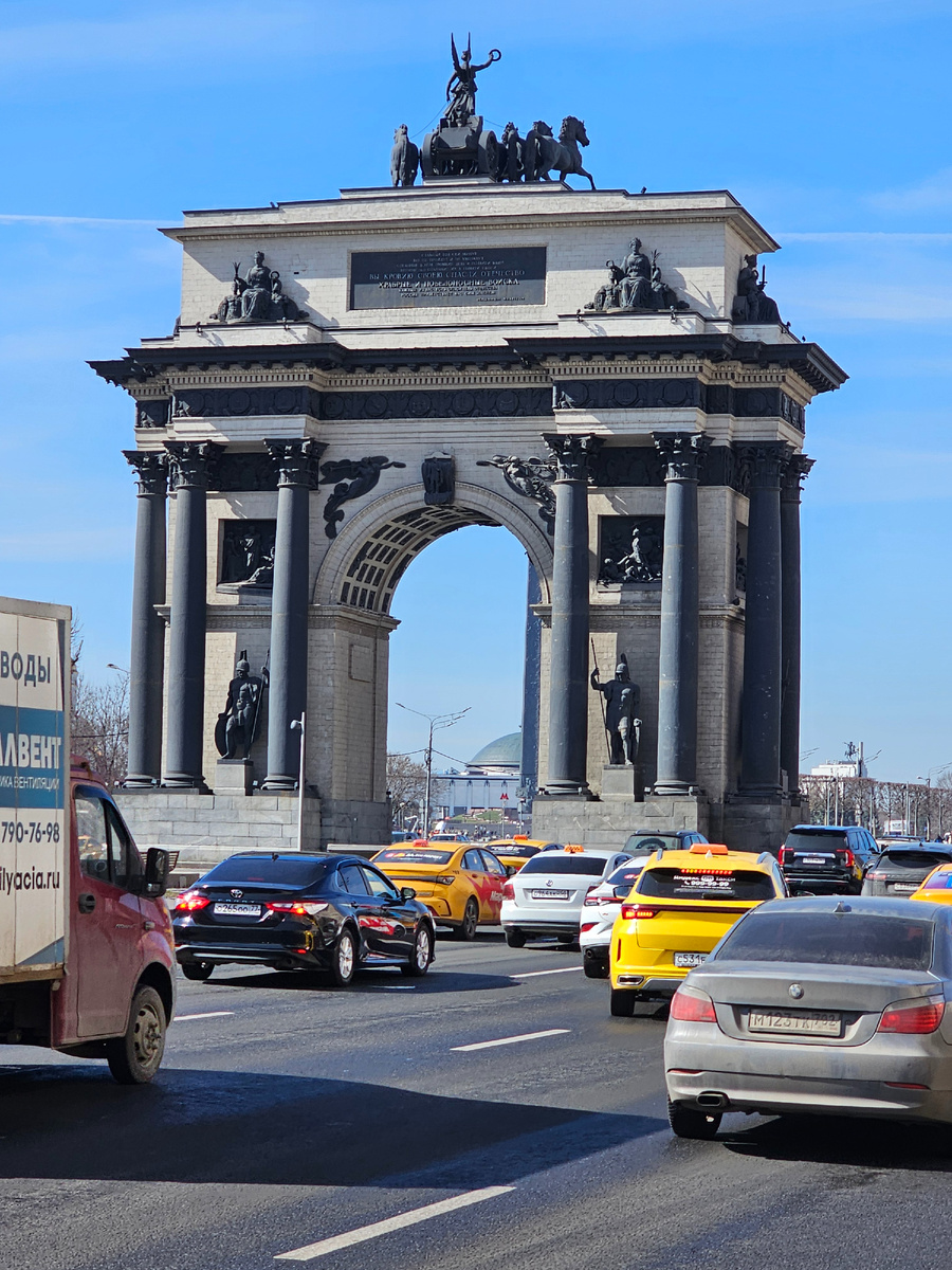 Триумфальные ворота (автор фото Л.Баева)