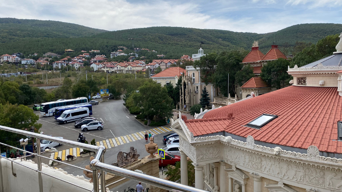 Старый парк Кабардинка. Вид из кафэ на вход в Старый Парк