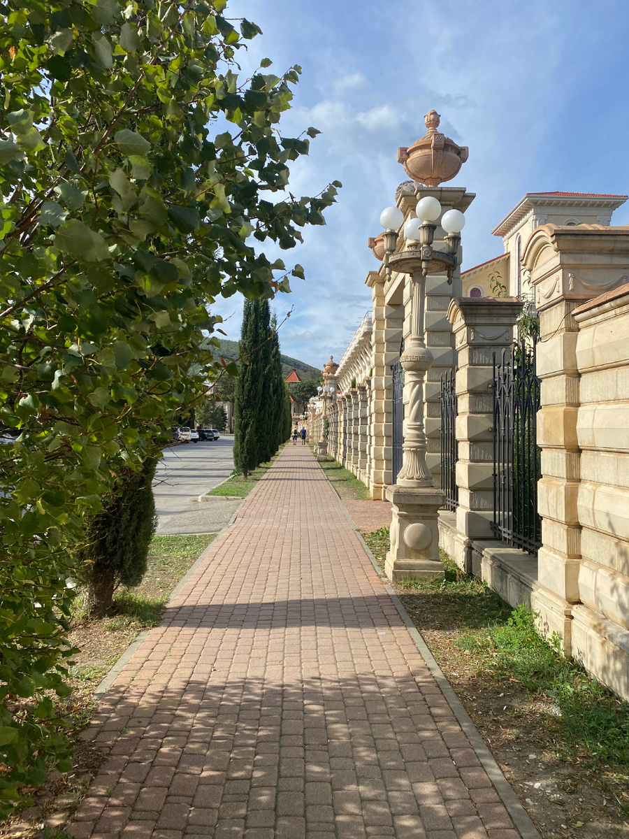 Дорожка вдоль старого парка. Кабардинка