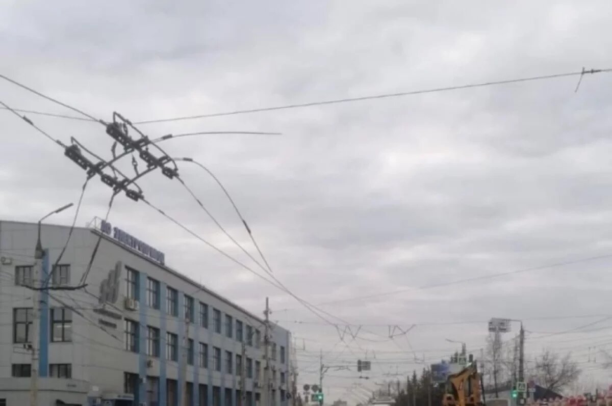    На место приехала аварийная бригада Кировского АТП, восстановительные работы могут занять несколько часов