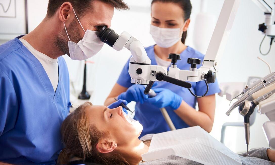 Лечение зубов под микроскопом