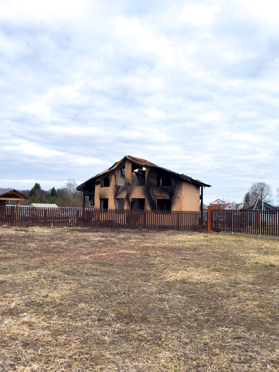 Вокруг - сухая трава. Рано замеченный пожар, оперативность МЧС, отсутствие ветра, спасли многие строения вокруг. 