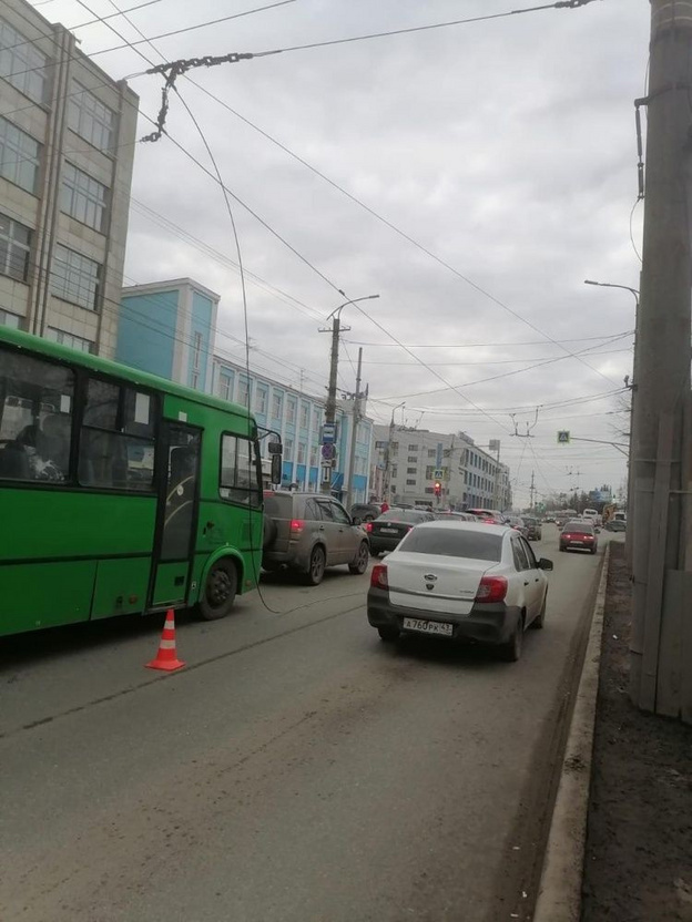    На площади Лепсе большегруз оборвал троллейбусные линии