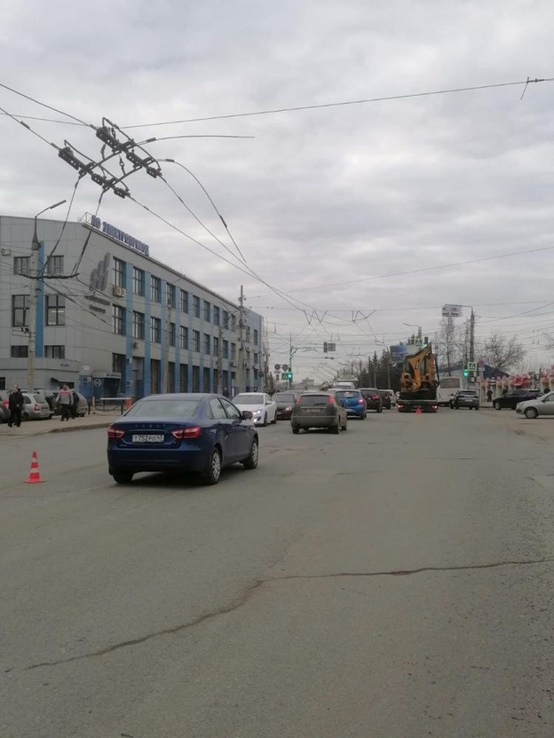    На площади Лепсе большегруз оборвал троллейбусные линии