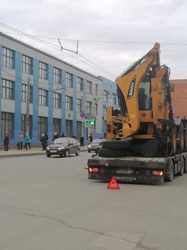    На площади Лепсе большегруз оборвал троллейбусные линии