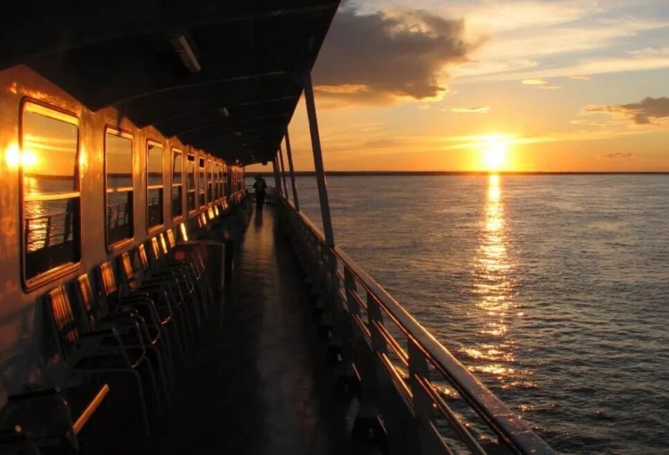 на палубе в ночи.. На самом деле еще темнее