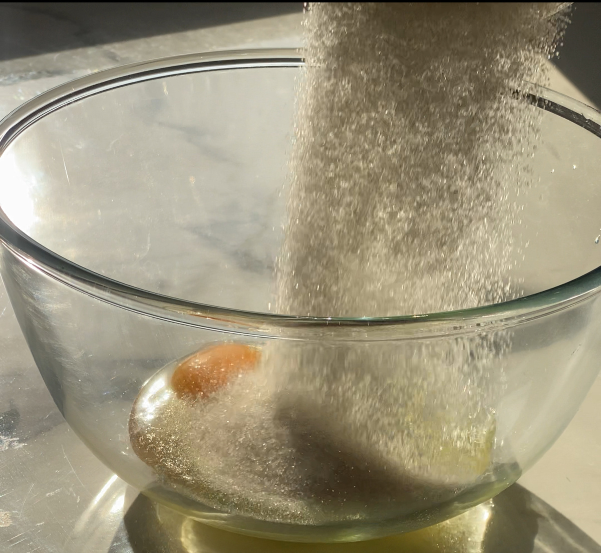 В миску разбить яйца, добавить сахар, соль.