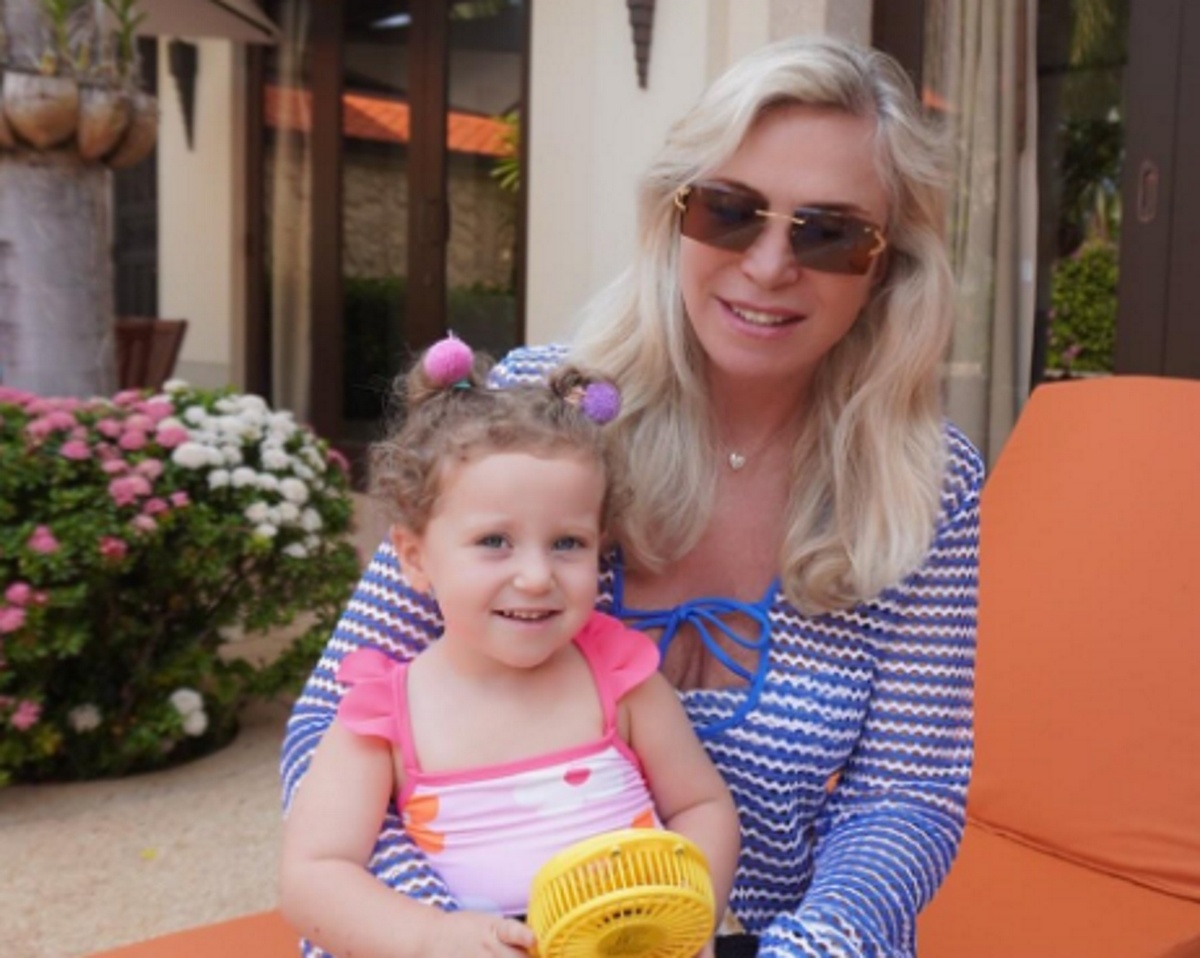 Марина Юдашкина с внучкой Агатой Ариеллой. Фото: соцсети