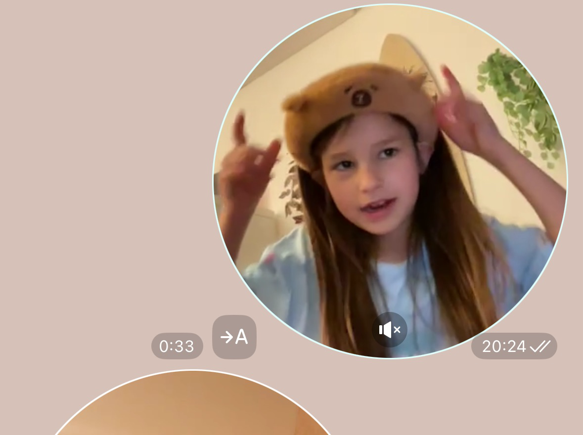 Перекидывается кружочками с новостями с подругой из Москвы))