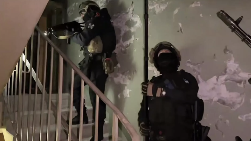   Кадр оперативного видео штурма здания в Мурманске, откуда стрелял местный житель