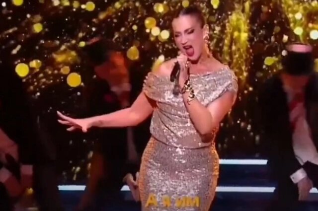    Платье обтягивало животик звезды. Фото: кадр видео/  Comedy Club / ТНТ