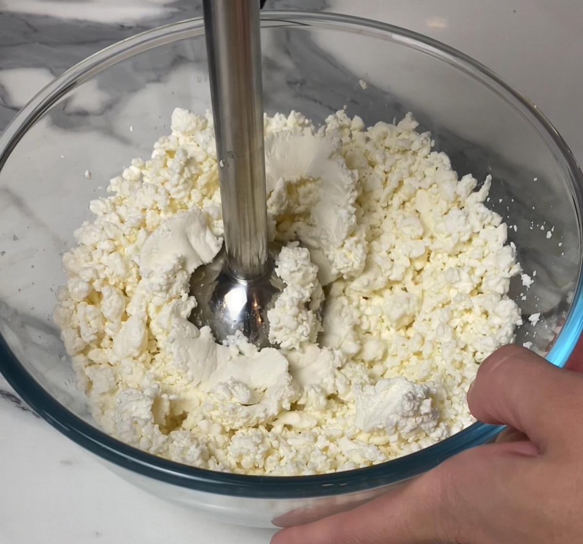 Творог измельчить блендером.