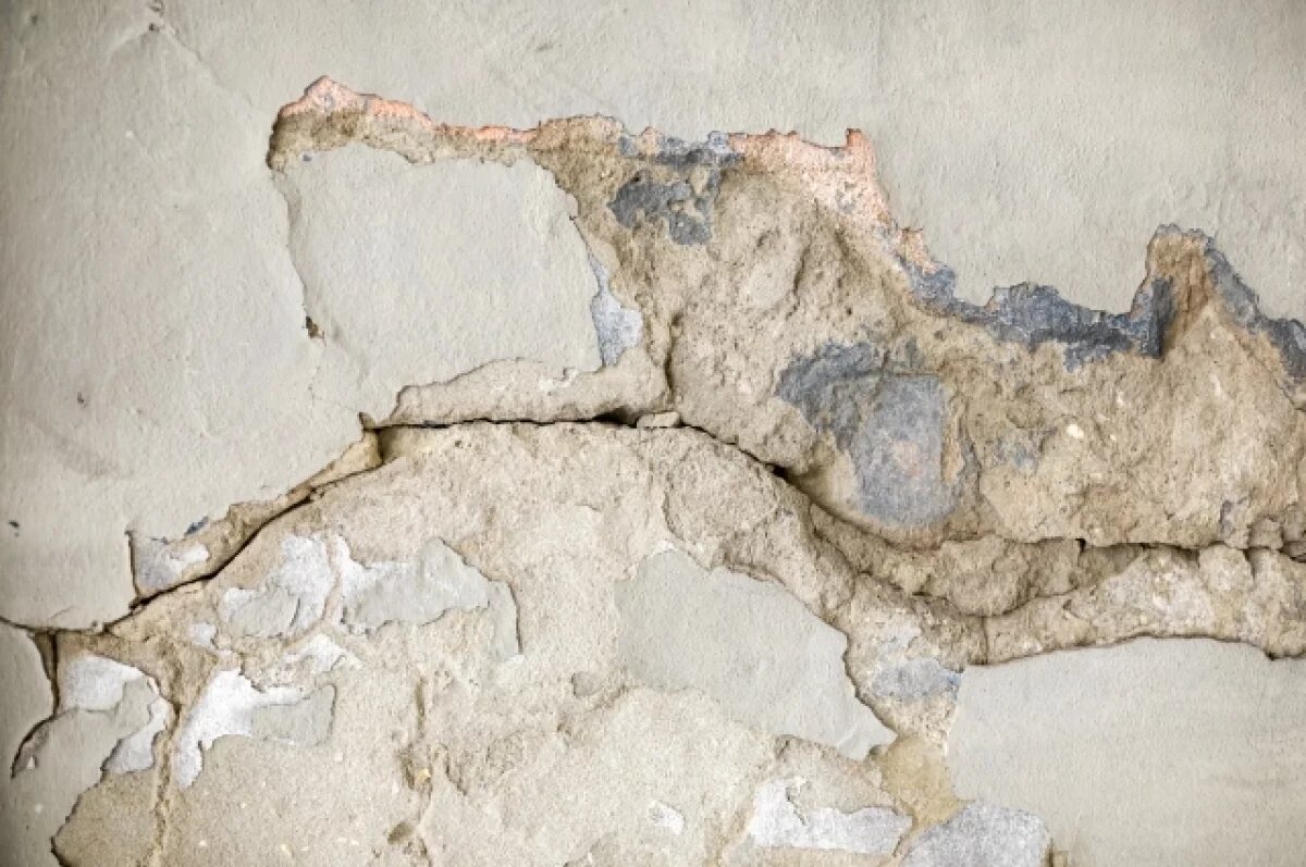    В Кузбассе во время урока истории обрушился потолок между партой и доской