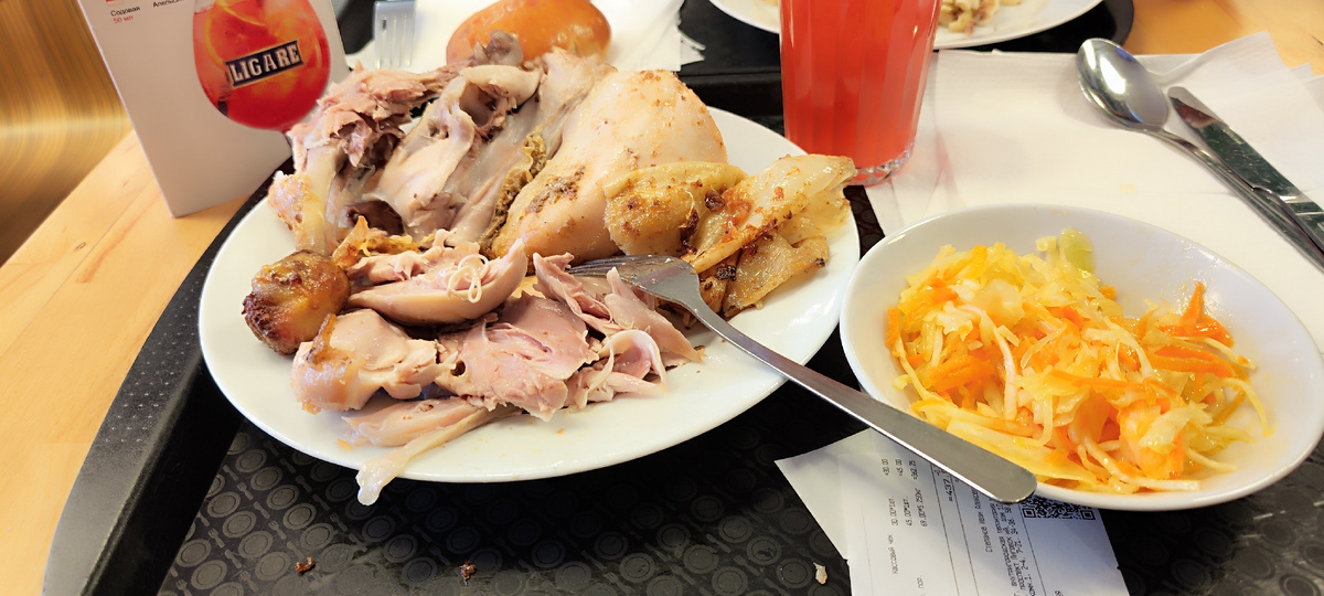 Кожа с курицы ободрана и отложена в сторону, ем только мясо.