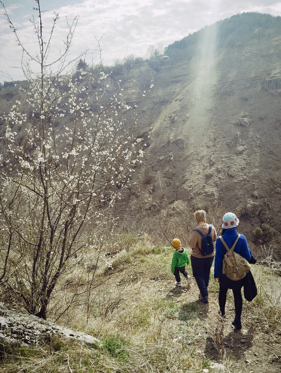Спускаемся в ущелье в симпатичной компании