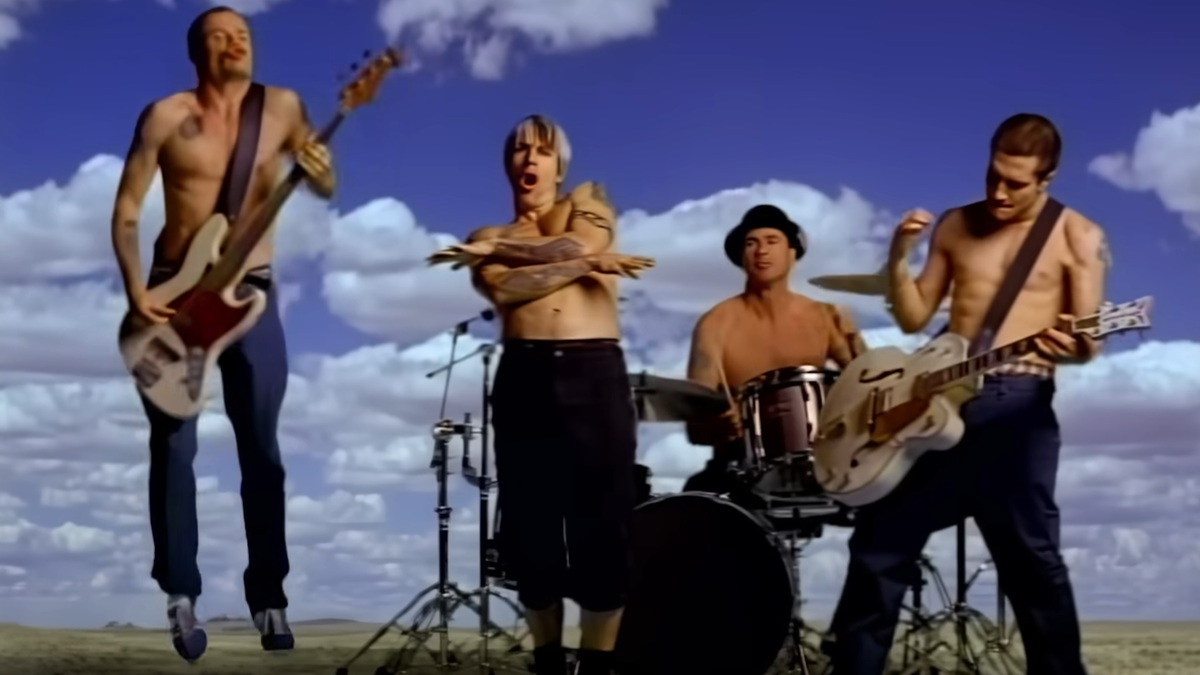 Пример их клипов: Red Hot Chili Peppers — Californication. Качество на сегодня не поражает, но тогда, 25 лет назад, это было вау...