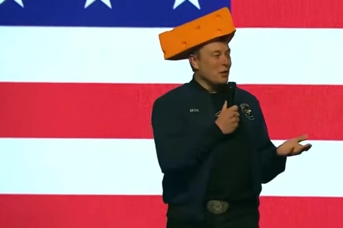    Маск выступил на встрече в Висконсине в шляпе в виде сыра