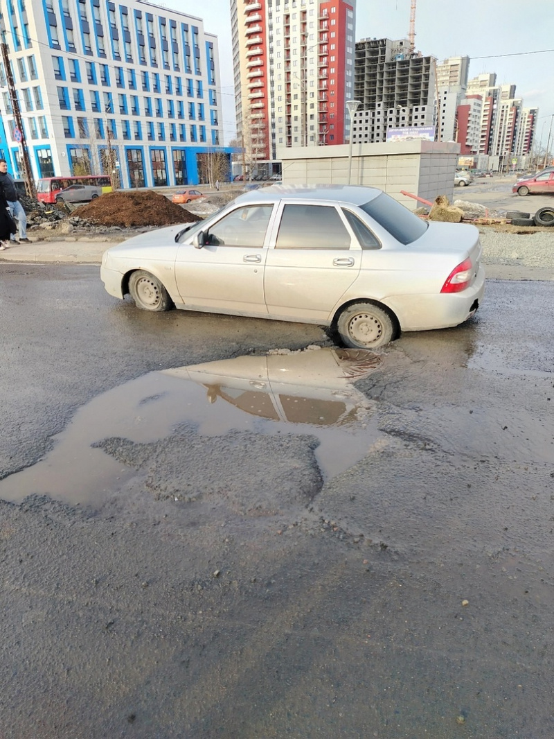    Автомобиль провалился в яму на дороге в ПетрозаводскеРеальная Карелия для водителей | ДТП