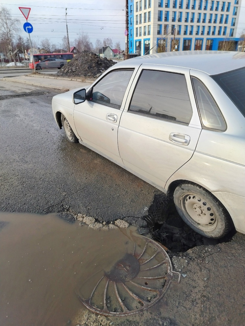    Автомобиль провалился в яму на дороге в ПетрозаводскеРеальная Карелия для водителей | ДТП