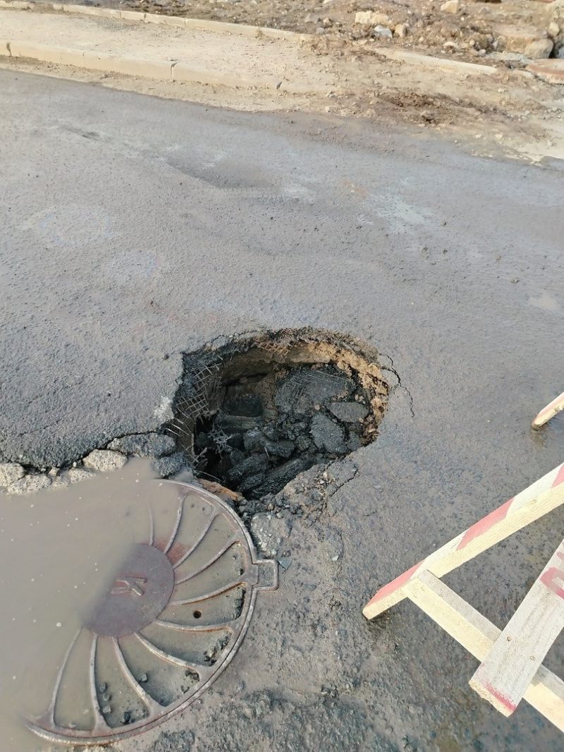    Автомобиль провалился в яму на дороге в ПетрозаводскеРеальная Карелия для водителей | ДТП