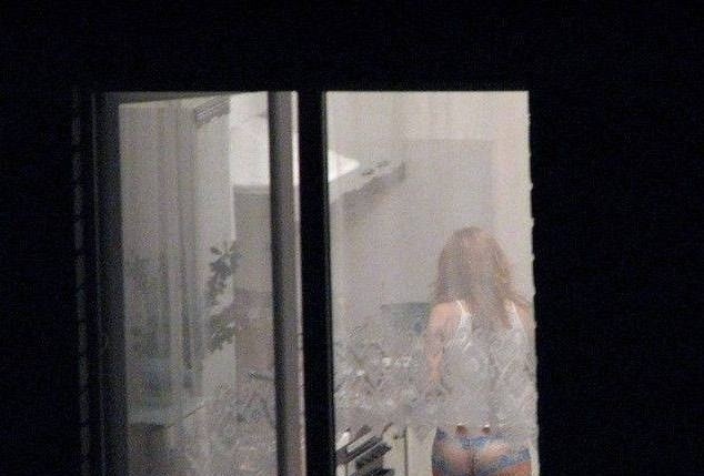 Не случайно я гляжу в твое окошо,
Только вижу я тебя совсем немножко.
