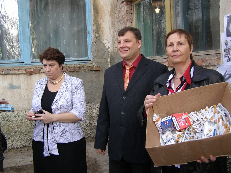 Акция. Меняем у прохожих и школьников конфеты на сигареты