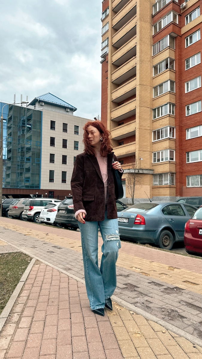 В последний раз я стригла волосы в июне прошлого года и очень рада, что они так отросли за прошедшее время, учитывая еще и то, что они больше не секутся и не обламываются. То есть дело не только в длине, но и качестве этой длины. Очень надеюсь, что удастся отрастить еще сантиметров десять и при этом не столкнуться вновь с метелками вместо кончиков. 